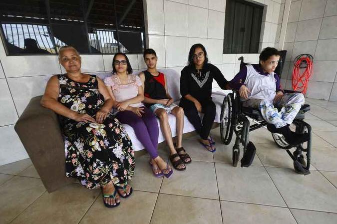 Linda Mar e os quatro filhos, de 18 anos: assim como eles, a mãe convive com problemas de saúde que não consegue tratar por falta de dinheiro(foto: Marcelo Ferreira/CB/D.A Press) Linda Mar e os quatro filhos, de 18 anos: assim como eles, a mãe convive com problemas de saúde que não consegue tratar por falta de dinheiro(foto: Marcelo Ferreira/CB/D.A Press)