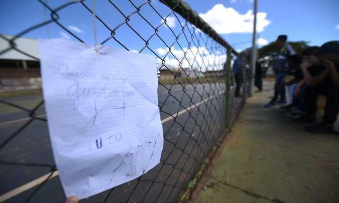 Mais de 300 amigos e vizinhos protestaram na quadra onde o jovem morreu eletrocutado(foto: Ed Alves/CB/ DA Press) Mais de 300 amigos e vizinhos protestaram na quadra onde o jovem morreu eletrocutado(foto: Ed Alves/CB/ DA Press)