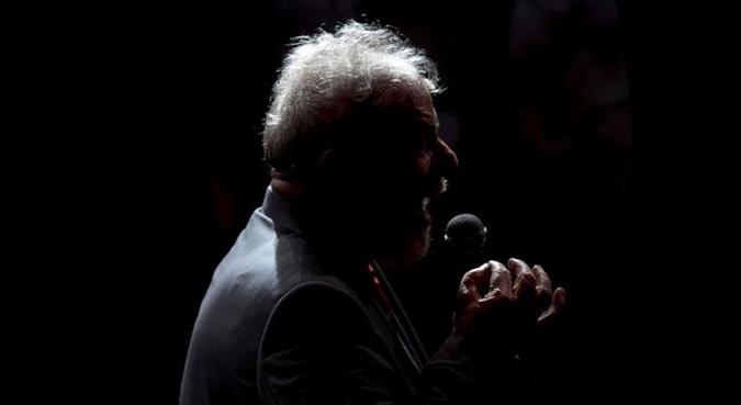 Frase de Lula foi interpretada por dirigentes e lideranças petistas como uma admissão de que está fora da disputa eleitoral(foto: Mauro Pimentel/AFP) Frase de Lula foi interpretada por dirigentes e lideranças petistas como uma admissão de que está fora da disputa eleitoral(foto: Mauro Pimentel/AFP)