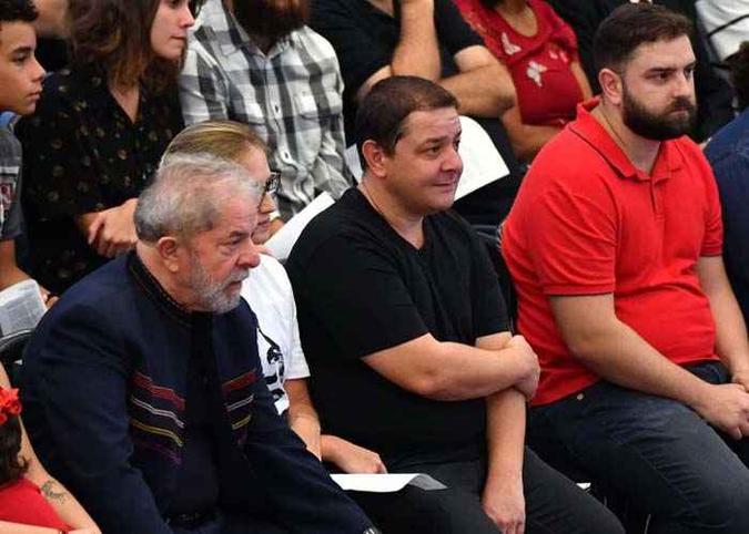 Ex-presidente e os filhos durante a missa de um ano de falecimento da ex-primeira-dama Marisa Letícia, no Sindicato dos Metalúrgicos do ABC, em São Bernardo do Campo (foto: AFP / NELSON ALMEIDA ) Ex-presidente e os filhos durante a missa de um ano de falecimento da ex-primeira-dama Marisa Letícia, no Sindicato dos Metalúrgicos do ABC, em São Bernardo do Campo (foto: AFP / NELSON ALMEIDA )