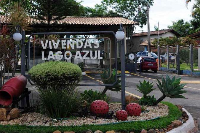 Entrada do Vivendas Lago Azul: preços de lotes para a regularização, feita pela União, chegam a R$ 304 mil(foto: Ed Alves/Esp. CB/D.A Press - 31/10/11 ) Entrada do Vivendas Lago Azul: preços de lotes para a regularização, feita pela União, chegam a R$ 304 mil(foto: Ed Alves/Esp. CB/D.A Press - 31/10/11 )