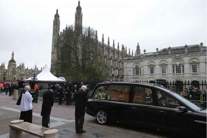 Familiares e amigos se despedem de Stephen Hawking, em Cambridge AFP / Daniel LEAL-OLIVAS Familiares e amigos se despedem de Stephen Hawking, em Cambridge AFP / Daniel LEAL-OLIVAS