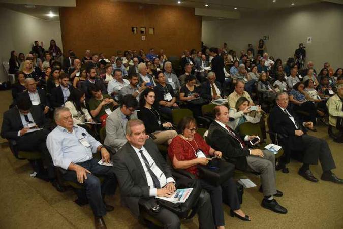 No auditório do Correio, interessados conheceram as descobertas sobre o combate à doença e a aplicação de novos procedimentos na rede pública (foto: Ed Alves/CB/D.A Press ) No auditório do Correio, interessados conheceram as descobertas sobre o combate à doença e a aplicação de novos procedimentos na rede pública (foto: Ed Alves/CB/D.A Press )