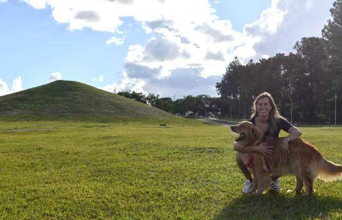Caroline Freitas e a Golden Malu no Parque Asa Delta: momento de descontração (foto: Ana Carneiro/Esp. CB/D.A Press) Caroline Freitas e a Golden Malu no Parque Asa Delta: momento de descontração (foto: Ana Carneiro/Esp. CB/D.A Press)