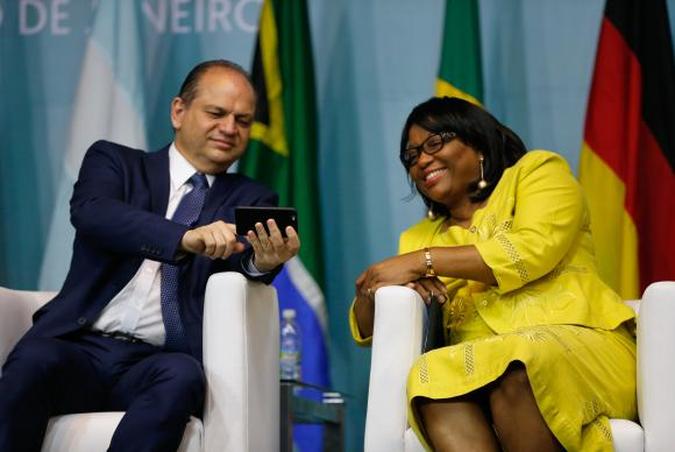 O ministro da Saúde, Ricardo Barros, e a diretora da Organização Pan-Americana da Saúde, Carissa Étienne, abrem, no Rio, o 1º Congresso Internacional de Práticas Integrativas e Saúde Pública (foto: Tânia Rêgo/Agência Brasil) O ministro da Saúde, Ricardo Barros, e a diretora da Organização Pan-Americana da Saúde, Carissa Étienne, abrem, no Rio, o 1º Congresso Internacional de Práticas Integrativas e Saúde Pública (foto: Tânia Rêgo/Agência Brasil)