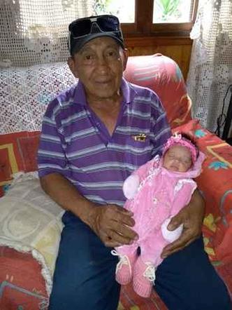 Juvenil, com a netinha: um dos pacientes que se diz curado de câncer graças à fosfoetanolamina(foto: Arquivo pessoal) Juvenil, com a netinha: um dos pacientes que se diz curado de câncer graças à fosfoetanolamina(foto: Arquivo pessoal)