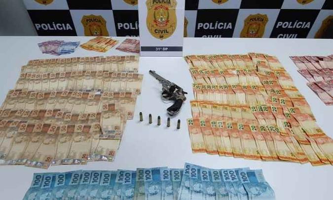 Nas casa dos envolvidos, foram encontrados R$ 7,4 mil e um revólver calibre. 38(foto: Divulgação/PCDF) Nas casa dos envolvidos, foram encontrados R$ 7,4 mil e um revólver calibre. 38(foto: Divulgação/PCDF)