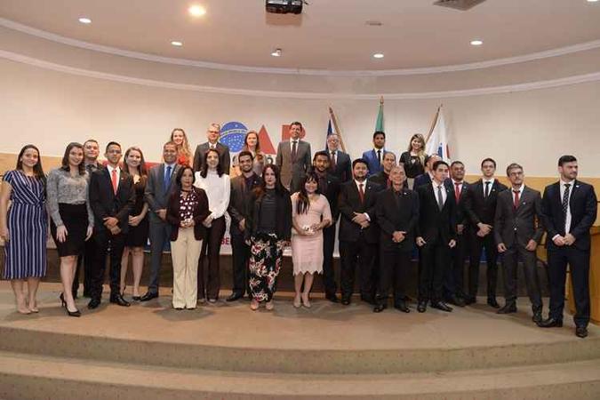 Com o grupo de advogados que receberam a carteira da OAB-RO no fim de 2018 (foto: Vital Vaz / - Assessoria de Imprensa da OAB/RO) Com o grupo de advogados que receberam a carteira da OAB-RO no fim de 2018 (foto: Vital Vaz / - Assessoria de Imprensa da OAB/RO)