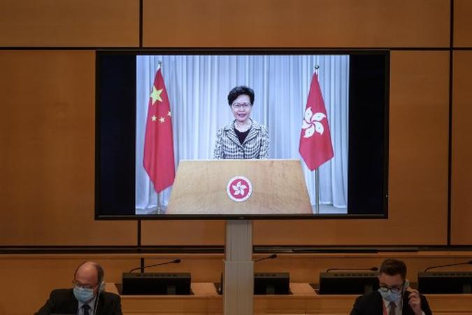 A executiva-chefe de Hong Kong, Carrie Lam, é vista em uma tela gigante remotamente, abordando a abertura da 44ª sessão do Conselho de Direitos Humanos da ONU em 30 de junho de 2020, em Genebra.(foto: Fabrice COFFRINI / AFP) A executiva-chefe de Hong Kong, Carrie Lam, é vista em uma tela gigante remotamente, abordando a abertura da 44ª sessão do Conselho de Direitos Humanos da ONU em 30 de junho de 2020, em Genebra.(foto: Fabrice COFFRINI / AFP)