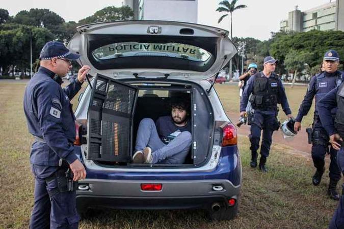 O estudante Érick foi detido durante o ato (foto: Matheus Alves/Reprodução UNE) O estudante Érick foi detido durante o ato (foto: Matheus Alves/Reprodução UNE)