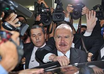 Sarney: assessoria do presidente do Senado nega montagem do bunker fora do Congresso para rebater denúncias(foto: José Cruz/ABr - 1/7/09 ) Sarney: assessoria do presidente do Senado nega montagem do bunker fora do Congresso para rebater denúncias(foto: José Cruz/ABr - 1/7/09 )
