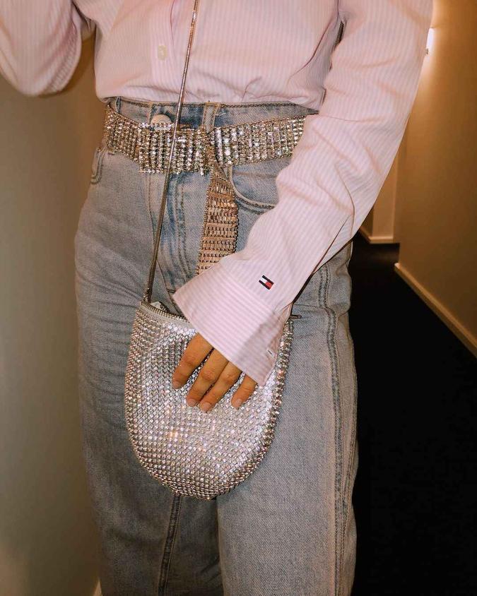 Detalhes de uma das produções da cantora Manu Gavassi. Uma composição aparentemente básica, de jeans camiseta branca, ganha um estilo moderno quando adicionados acessórios brilhosos. Neste caso, o poderoso combo de cinto e bolsa prata(foto: Divulgação/Instagram) Detalhes de uma das produções da cantora Manu Gavassi. Uma composição aparentemente básica, de jeans camiseta branca, ganha um estilo moderno quando adicionados acessórios brilhosos. Neste caso, o poderoso combo de cinto e bolsa prata(foto: Divulgação/Instagram)