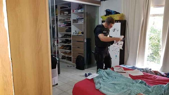 Policiais cumpriram quatro mandados de busca e apreensão em Luziânia e Valparaíso (foto: PCGO/Divulgação) Policiais cumpriram quatro mandados de busca e apreensão em Luziânia e Valparaíso (foto: PCGO/Divulgação)