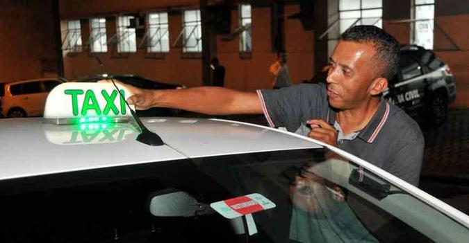 Luis Carlos Alves Fernandes, de 51 anos, está há 16 na profissão de taxista(foto: Marcos vieira/EM) Luis Carlos Alves Fernandes, de 51 anos, está há 16 na profissão de taxista(foto: Marcos vieira/EM)