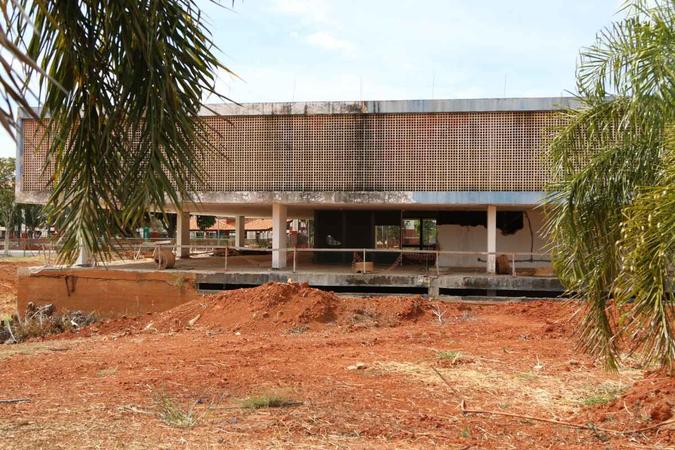 Museu de Arte de Brasília: apesar do rico acervo, o prédio está completamente abandonado(foto: Rodrigo Nunes/Esp. CB/D.A Press) Museu de Arte de Brasília: apesar do rico acervo, o prédio está completamente abandonado(foto: Rodrigo Nunes/Esp. CB/D.A Press)