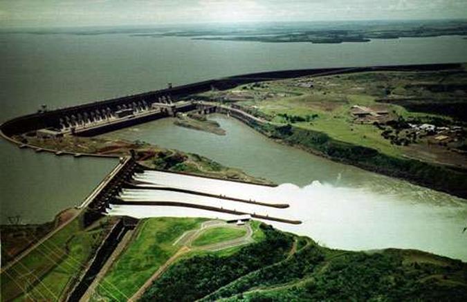 Itaipu, a maior hidrelétrica do país, está servindo de arma para o governo paraguaio atrair fábricas do lado brasileiro, oferecendo custo inferior e baixa tributação na conta de luz(foto: Jorge Cardoso /CB/D.A Press) Itaipu, a maior hidrelétrica do país, está servindo de arma para o governo paraguaio atrair fábricas do lado brasileiro, oferecendo custo inferior e baixa tributação na conta de luz(foto: Jorge Cardoso /CB/D.A Press)