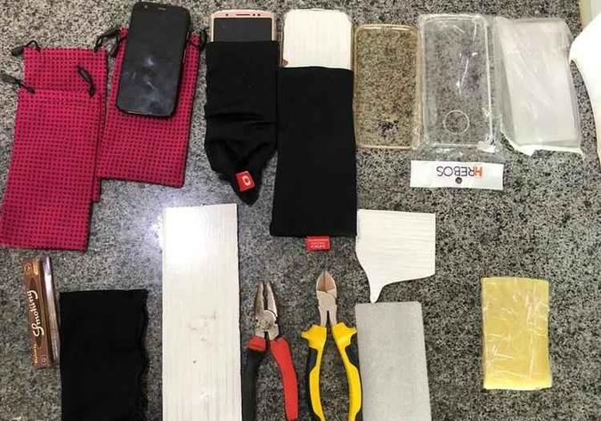 Os policiais apreenderam capas, celulares, alicates e pedaços de cerâmica(foto: PMDF/Divulgação) Os policiais apreenderam capas, celulares, alicates e pedaços de cerâmica(foto: PMDF/Divulgação)