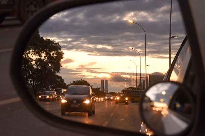 Dia amanheceu parcialmente nublado em Brasília. Tempo deve ficar fechado(foto: Ed Alves/CB/D.A Press) Dia amanheceu parcialmente nublado em Brasília. Tempo deve ficar fechado(foto: Ed Alves/CB/D.A Press)