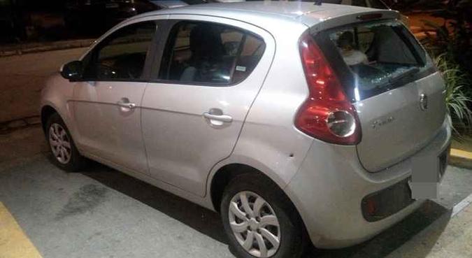 Carro em que estava vice-cônsul tem marcas de tiros e vidraça quebrada(foto: PRF/Divulgação) Carro em que estava vice-cônsul tem marcas de tiros e vidraça quebrada(foto: PRF/Divulgação)