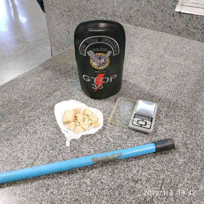 Junto com o acusado foram encontradas uma balança de precisão e poções de crack(foto: PMDF/Divulgação) Junto com o acusado foram encontradas uma balança de precisão e poções de crack(foto: PMDF/Divulgação)