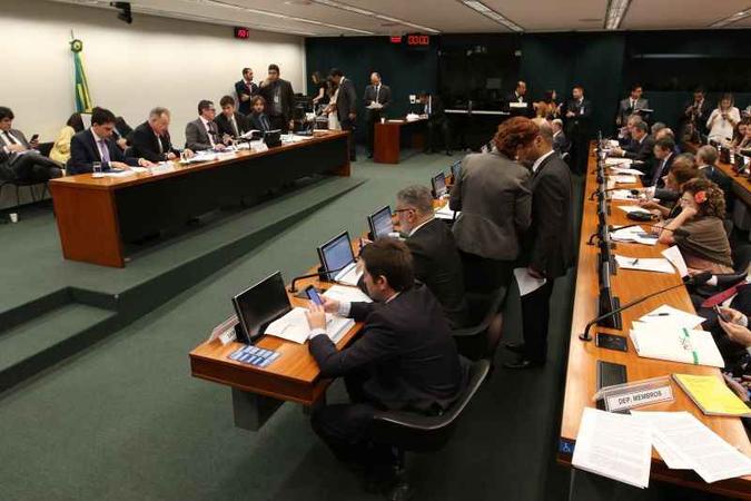 Desarticulado, governo terá dificuldades em negociar alterações mínimas durante as discussões na comissão especial. Expectativa é que proposta seja votada no fim de junho (foto: Fabio Rodrigues Pozzebom/Ag?ncia Brasil ) Desarticulado, governo terá dificuldades em negociar alterações mínimas durante as discussões na comissão especial. Expectativa é que proposta seja votada no fim de junho (foto: Fabio Rodrigues Pozzebom/Ag?ncia Brasil )