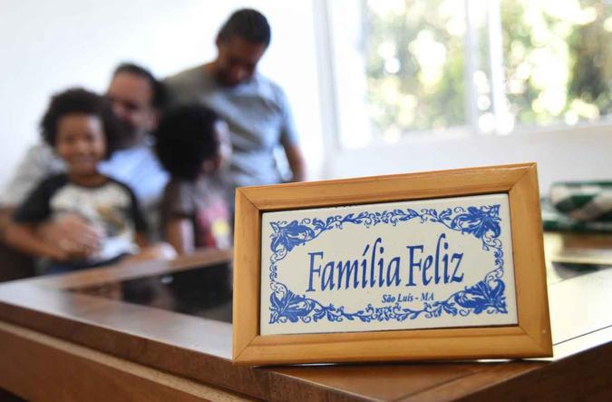 Os bancários Wilton e Daniel aumetaram a família com a adoção de dois irmãos (foto: Ed Alves/CB/D.A Press) Os bancários Wilton e Daniel aumetaram a família com a adoção de dois irmãos (foto: Ed Alves/CB/D.A Press)