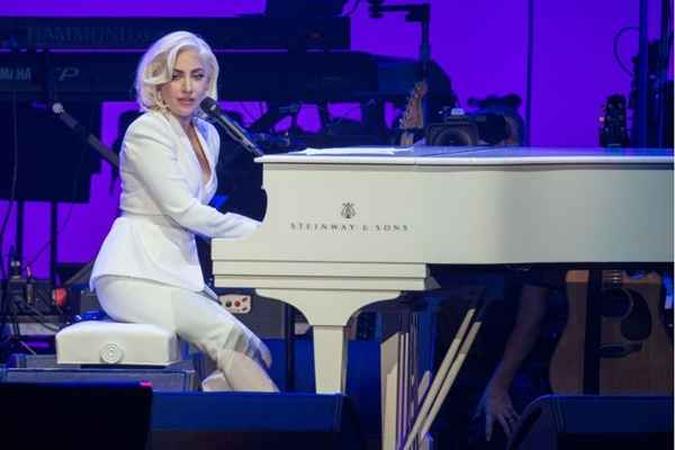Além de pedir ajuda, a cantora ainda interpretou a música Paparazzi em homenagem à fã(foto: AFP/JIM CHAPIN) Além de pedir ajuda, a cantora ainda interpretou a música Paparazzi em homenagem à fã(foto: AFP/JIM CHAPIN)
