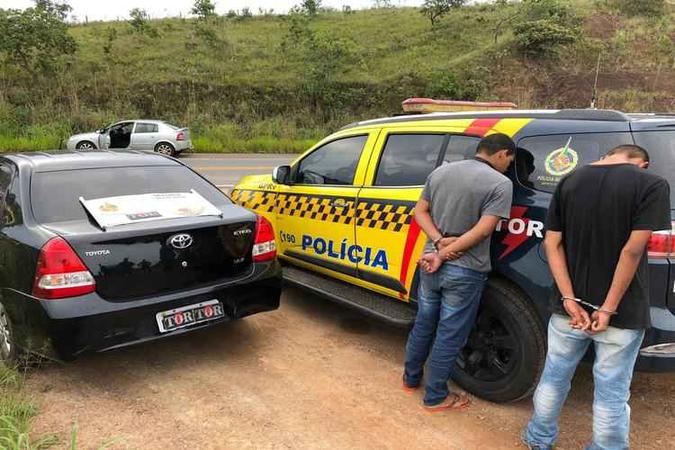 Homens estavam em carro roubado e clonado no Gama(foto: Polícia Militar/Divulgação) Homens estavam em carro roubado e clonado no Gama(foto: Polícia Militar/Divulgação)