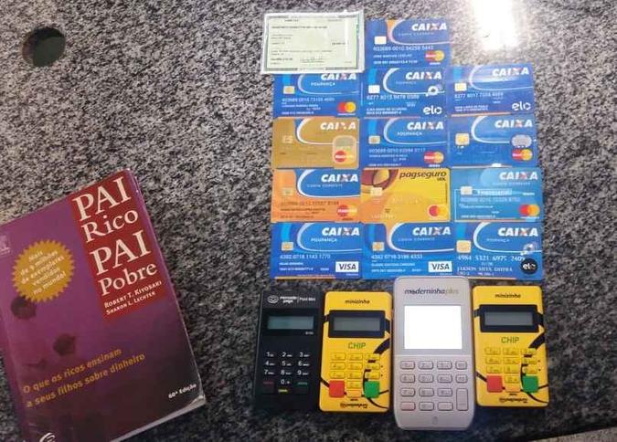 A polícia apreendeu 13 cartões de crédito, quatro máquinas de cartões e R$ 47 em espécie(foto: Polícia Militar/Divulgação) A polícia apreendeu 13 cartões de crédito, quatro máquinas de cartões e R$ 47 em espécie(foto: Polícia Militar/Divulgação)