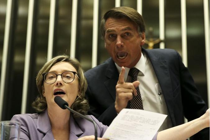 Marco Aurélio também manteve a determinação para que o presidente publique uma retratação em jornal de grande circulação, em sua página oficial no Facebook e em sua página no YouTube(foto: Marcelo Camargo/Agência Brasil) Marco Aurélio também manteve a determinação para que o presidente publique uma retratação em jornal de grande circulação, em sua página oficial no Facebook e em sua página no YouTube(foto: Marcelo Camargo/Agência Brasil)