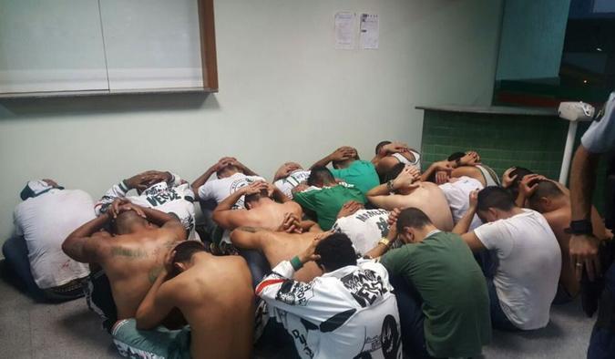 Cerca de 30 integrantes da Mancha Alviverde foram parar na delegacia(foto: PMDF/Divulgação - 5/6/2016) Cerca de 30 integrantes da Mancha Alviverde foram parar na delegacia(foto: PMDF/Divulgação - 5/6/2016)