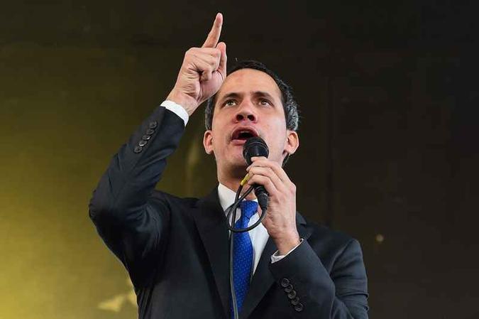 O líder da oposição Juan Guaidó convocou assembleias de cidadãos nesta quinta-feira (9/1)(foto: Cristian Hernandez / AFP) O líder da oposição Juan Guaidó convocou assembleias de cidadãos nesta quinta-feira (9/1)(foto: Cristian Hernandez / AFP)