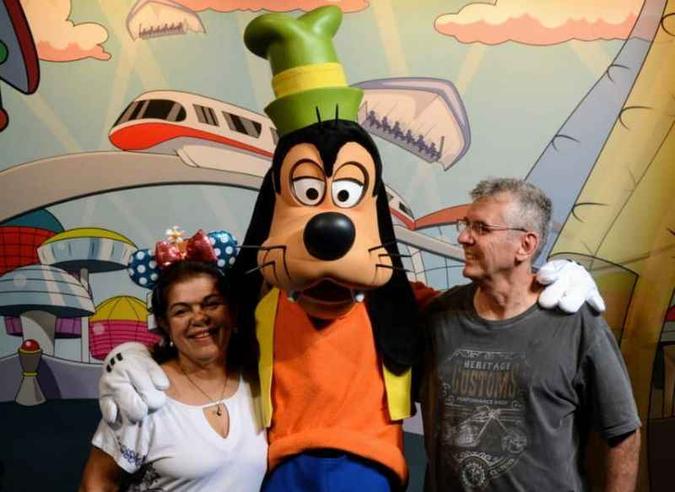Socorro e Luis Felipe se divertiram no parque de temática infantil nos Estados Unidos: para o casal, não há idade para realizar e curtir os sonhos(foto: Arquivo pessoal ) Socorro e Luis Felipe se divertiram no parque de temática infantil nos Estados Unidos: para o casal, não há idade para realizar e curtir os sonhos(foto: Arquivo pessoal )
