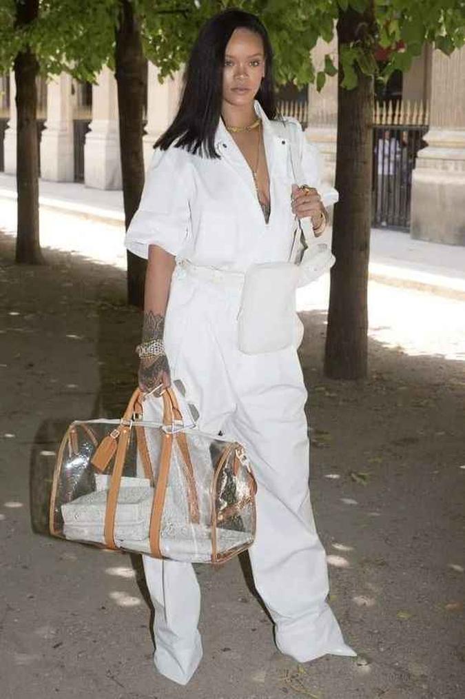 O oversized é definitivamente o shape da temporada, acompanhado de pochetes e acessórios transparentes, como mostrou Rihanna, no desfile da Louis Vuitton.(foto: Pinterest) O oversized é definitivamente o shape da temporada, acompanhado de pochetes e acessórios transparentes, como mostrou Rihanna, no desfile da Louis Vuitton.(foto: Pinterest)