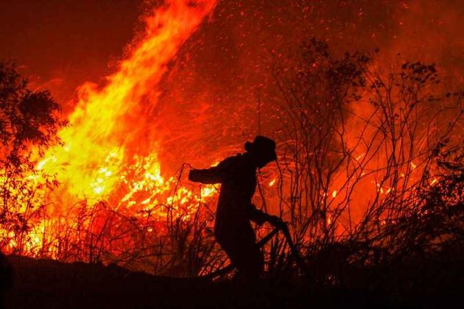 Substâncias atuais duram, em média, uma hora: característica limita a ação em grandes incêndios, principalmente em áreas selvagens (foto: Abdul Qodir/AFP - 11/9/19 ) Substâncias atuais duram, em média, uma hora: característica limita a ação em grandes incêndios, principalmente em áreas selvagens (foto: Abdul Qodir/AFP - 11/9/19 )
