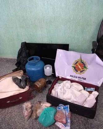 Corporação encontrou um tablete de maconha atrás da geladeira e outro atrás de um televisor(foto: Divulgação/PMDF) Corporação encontrou um tablete de maconha atrás da geladeira e outro atrás de um televisor(foto: Divulgação/PMDF)