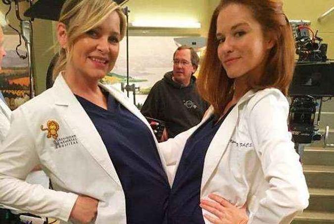 Jessica Capshaw (à esquerda) e Sarah Drew vão deixar Grey's Anatomy no fim da atual temporada(foto: Reprodução/Instagram) Jessica Capshaw (à esquerda) e Sarah Drew vão deixar Grey's Anatomy no fim da atual temporada(foto: Reprodução/Instagram)