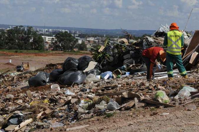 Desde a sua desativação, o antigo Lixão da Estrutural recebe apenas entulhos da construção civil: protegidos por uniformes, chapéus e máscaras e botas, os trabalhadores do SLU fiscalizam o local(foto: Carlos Vieira/CB/D.A Press) Desde a sua desativação, o antigo Lixão da Estrutural recebe apenas entulhos da construção civil: protegidos por uniformes, chapéus e máscaras e botas, os trabalhadores do SLU fiscalizam o local(foto: Carlos Vieira/CB/D.A Press)