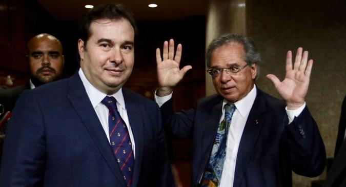 Maia, ao lado de Guedes: ''A fala dele uniu o Parlamento e nos deu chance estar mais próximos dos governadores e prefeitos''(foto: Fabio Rodrigues Pozzebom/Agência Brasil) Maia, ao lado de Guedes: ''A fala dele uniu o Parlamento e nos deu chance estar mais próximos dos governadores e prefeitos''(foto: Fabio Rodrigues Pozzebom/Agência Brasil)