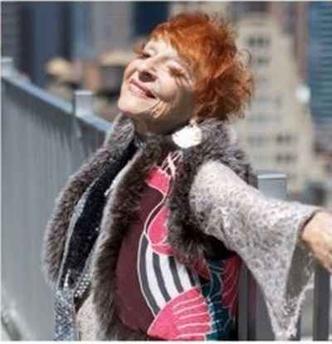 Aos 90 anos, Royce Smithkim chama a atenção por onde passa com seu cabelo ruivo e enormes cílios. Ela nasceu na Polônia e vive em Nova York, onde faz trabalhos de modelo fotográfico. Ela foi uma das seis senhoras apresentadas no Advanced Style Royce, um documentário que fala sobre o estilo dos veteranos(foto: reprodução/Instagram ) Aos 90 anos, Royce Smithkim chama a atenção por onde passa com seu cabelo ruivo e enormes cílios. Ela nasceu na Polônia e vive em Nova York, onde faz trabalhos de modelo fotográfico. Ela foi uma das seis senhoras apresentadas no Advanced Style Royce, um documentário que fala sobre o estilo dos veteranos(foto: reprodução/Instagram )