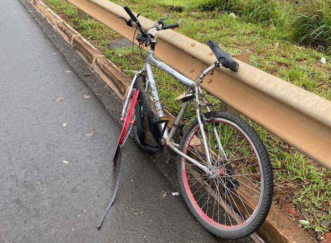 Bicicleta de ciclista atingido pela motorista(foto: Reprodução/PCDF) Bicicleta de ciclista atingido pela motorista(foto: Reprodução/PCDF)