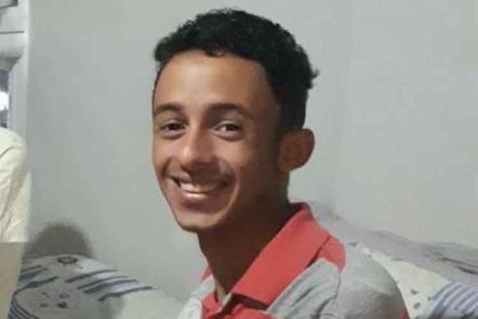 Na última vez que foi visto, Mikael vestia a camisa acima(foto: Acervo pessoal) Na última vez que foi visto, Mikael vestia a camisa acima(foto: Acervo pessoal)