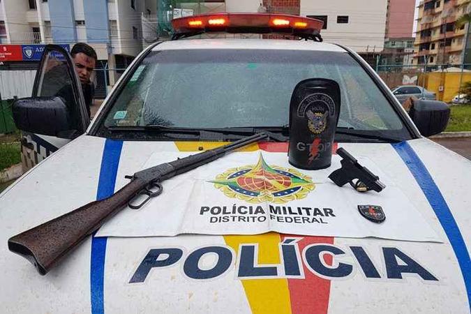 Com eles, os policiais militares apreenderam uma espingarda e uma pistola(foto: PMDF/Divulgação) Com eles, os policiais militares apreenderam uma espingarda e uma pistola(foto: PMDF/Divulgação)