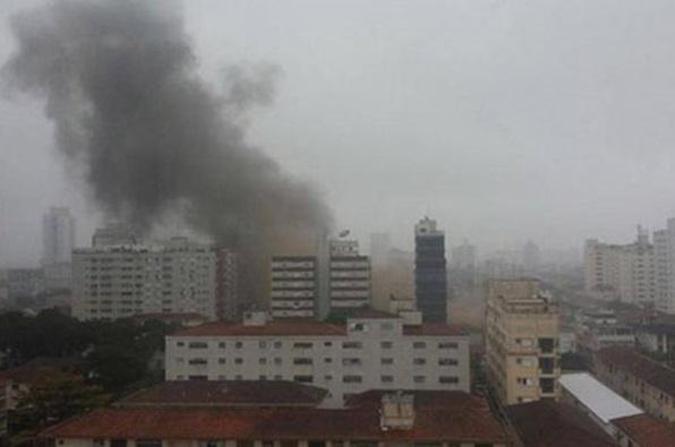 O jato particular do candidato do PSB à presidência Eduardo Campos caiu em Santos, no litoral de São Paulo, na manhã desta quarta-feira (13/8)Reprodução/Twitter O jato particular do candidato do PSB à presidência Eduardo Campos caiu em Santos, no litoral de São Paulo, na manhã desta quarta-feira (13/8)Reprodução/Twitter