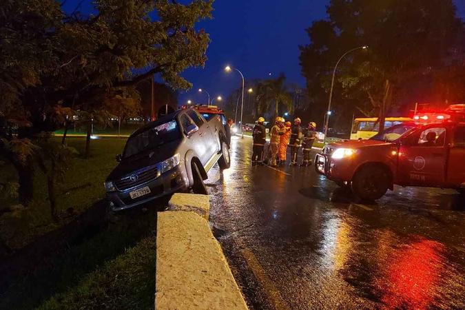 Por pouco, a caminhonete não caiu do viaduto. O motorista não sofreu nenhum ferimento(foto: Divulgação / CBMDF) Por pouco, a caminhonete não caiu do viaduto. O motorista não sofreu nenhum ferimento(foto: Divulgação / CBMDF)