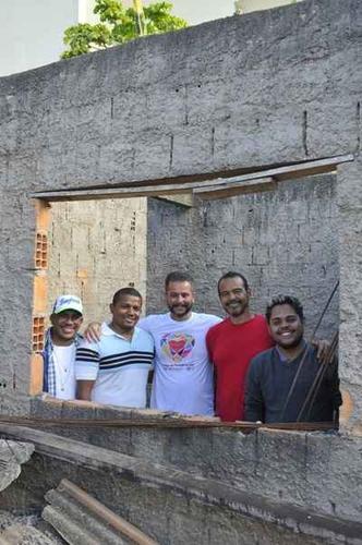 Marcos Tavares (de vermelho) encontrou em Hamsés (à esquerda dele) o apoio para executar o Projeto casa Rosa, em Sobradinho (foto: Minervino Junior/CB/D.A Press) Marcos Tavares (de vermelho) encontrou em Hamsés (à esquerda dele) o apoio para executar o Projeto casa Rosa, em Sobradinho (foto: Minervino Junior/CB/D.A Press)