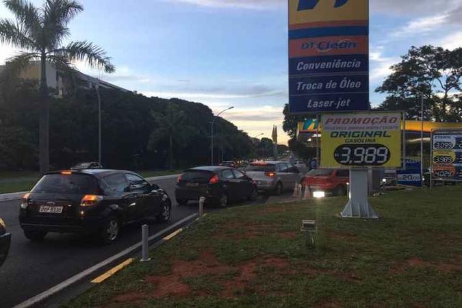 Para aproveitar promoções no Plano Piloto, motoristas enfrentam filas (foto: Marilia Sena/Esp. CB/D.A Press) Para aproveitar promoções no Plano Piloto, motoristas enfrentam filas (foto: Marilia Sena/Esp. CB/D.A Press)