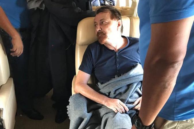 Battsiti já dentro do avião que o levou para a Itália(foto: Governo da Itália/Divulgação) Battsiti já dentro do avião que o levou para a Itália(foto: Governo da Itália/Divulgação)