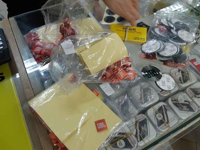 Agentes cumpriram 14 mandados de busca e apreensão na Feira dos Importados do SIA(foto: Divulgação/PCDF) Agentes cumpriram 14 mandados de busca e apreensão na Feira dos Importados do SIA(foto: Divulgação/PCDF)