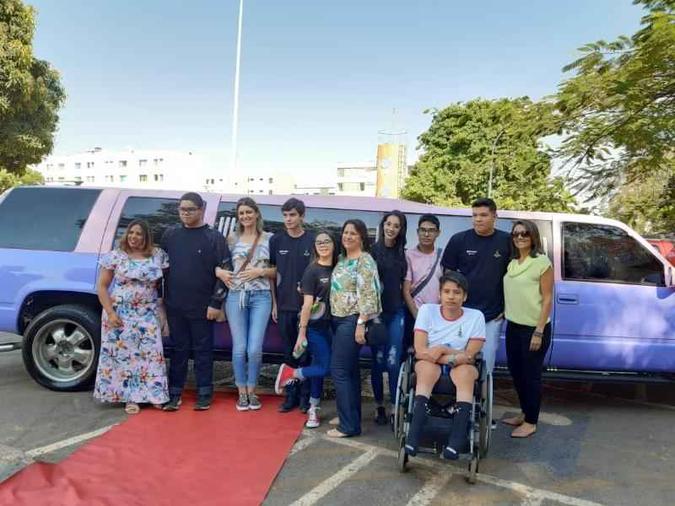 Estudantes da educação especial do Ced 2 do Cruzeiro participaram de passeio de limusine e de lanche em torteria em comemoração ao Dia Nacional de Luta da Pessoa com Deficiência, em 21 de setembro(foto: Arquivo pessoal) Estudantes da educação especial do Ced 2 do Cruzeiro participaram de passeio de limusine e de lanche em torteria em comemoração ao Dia Nacional de Luta da Pessoa com Deficiência, em 21 de setembro(foto: Arquivo pessoal)